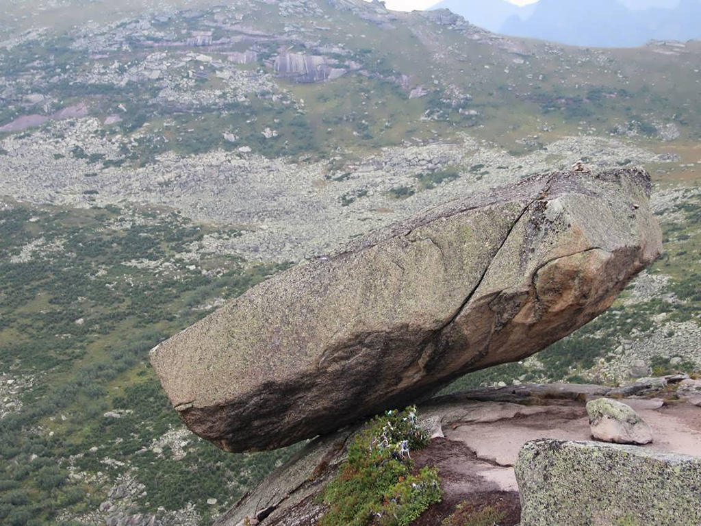 У висячего камня