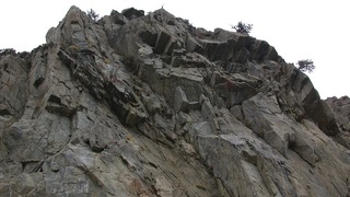 У скалы
