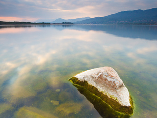 У воды