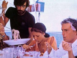 Отнесённые необыкновенной судьбой в лазурное море в августе