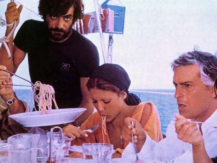 Отнесённые необыкновенной судьбой в лазурное море в августе