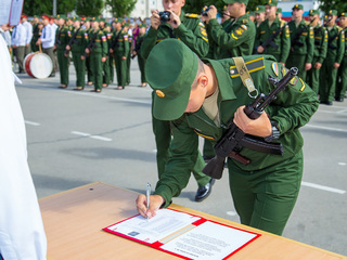 Я памятью на верность присягну