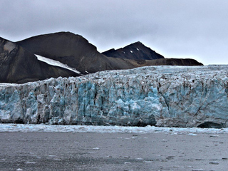 Лонгиербюен, биполярный город
