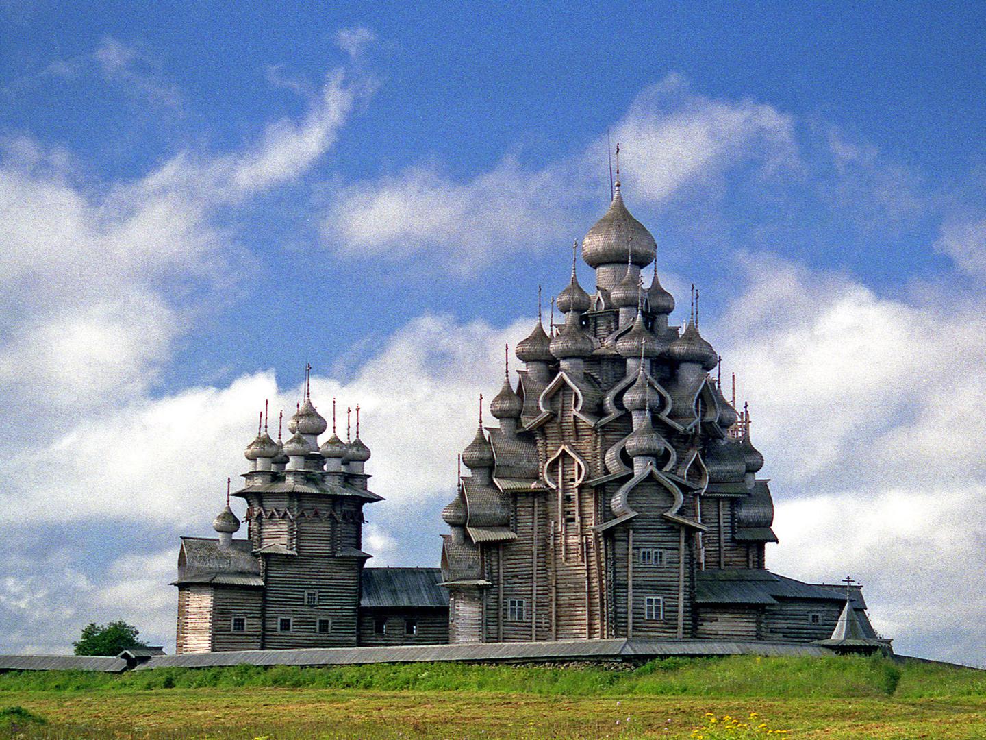 Кижи. Храмовое деревянное зодчество