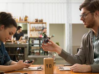 Друг висит под потолком