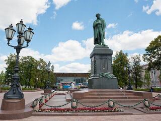 Пушкин. Нет, весь я не умру...