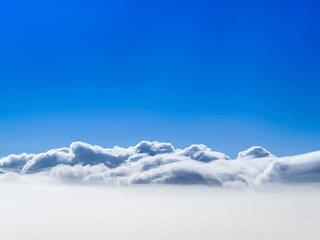 Небо над облаками