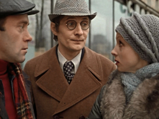 По улицам комод водили