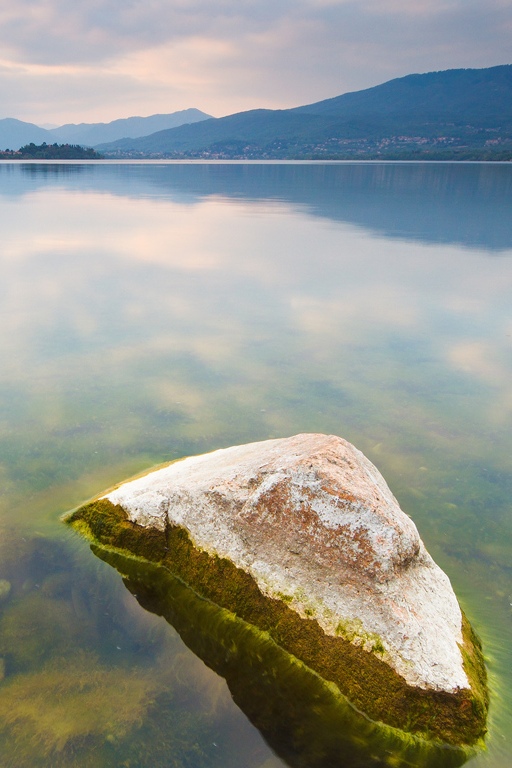 У воды