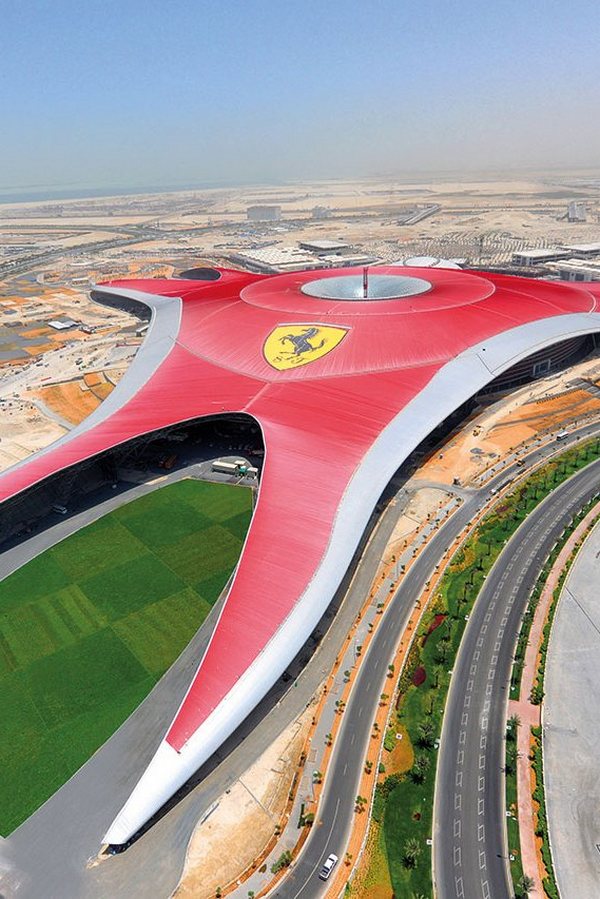 Абу-Даби. Парк развлечений Ferrari World