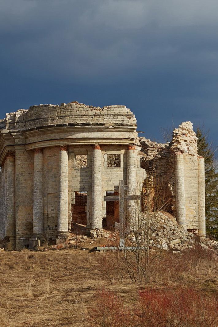 Петербургский Парфенон в деревне Пятая гора